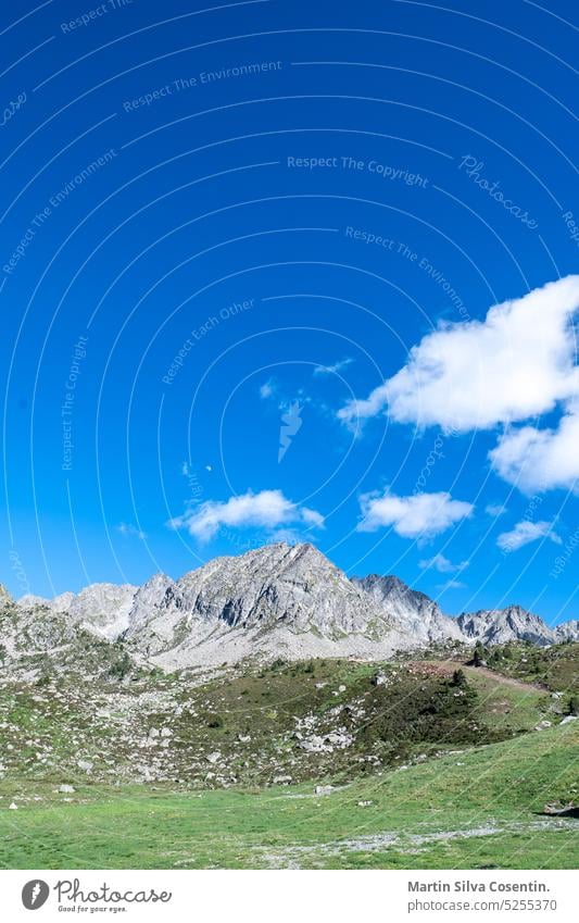 Felder in der Stadt Pas de La Casa in Encamp, Andorra im Sommer, ein sonniger Tag. Architektur schön blau Gebäude casa Sessellift Großstadt Cloud kalt Europa