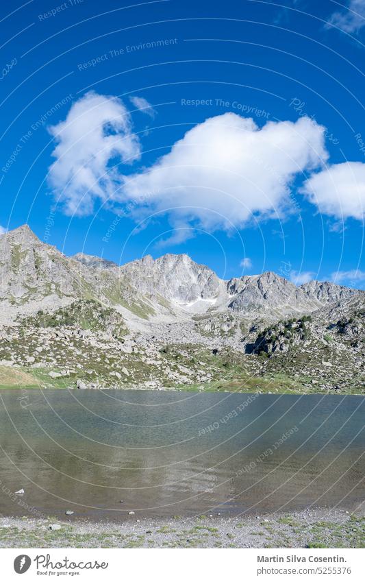 Las Abelletas See in der Stadt Pas de la Casa, Encamp in Andorra im Sommer. Architektur schön blau Gebäude casa Sessellift Großstadt Cloud kalt Europa Europäer