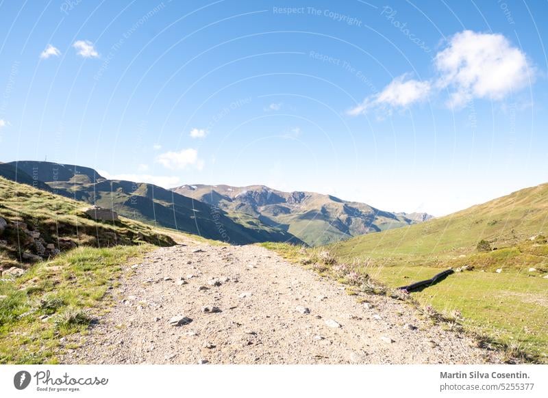 Landstraße in der Stadt Pas de la Casa, Encamp in Andorra im Sommer Architektur schön blau Gebäude casa Sessellift Großstadt Cloud kalt Europa Europäer Spaß