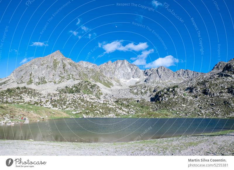 Las Abelletas See in der Stadt Pas de la Casa, Encamp in Andorra im Sommer. Architektur schön blau Gebäude casa Sessellift Großstadt Cloud kalt Europa Europäer