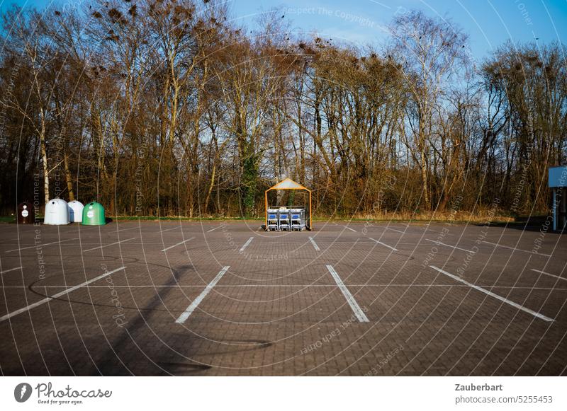 Baldachin für Einkaufswagen auf einem leeren Parkplatz Müllbehälter Streifen verlassen Einkaufszentrum Feierabend Wochenende Pflaster öde Supermarkt