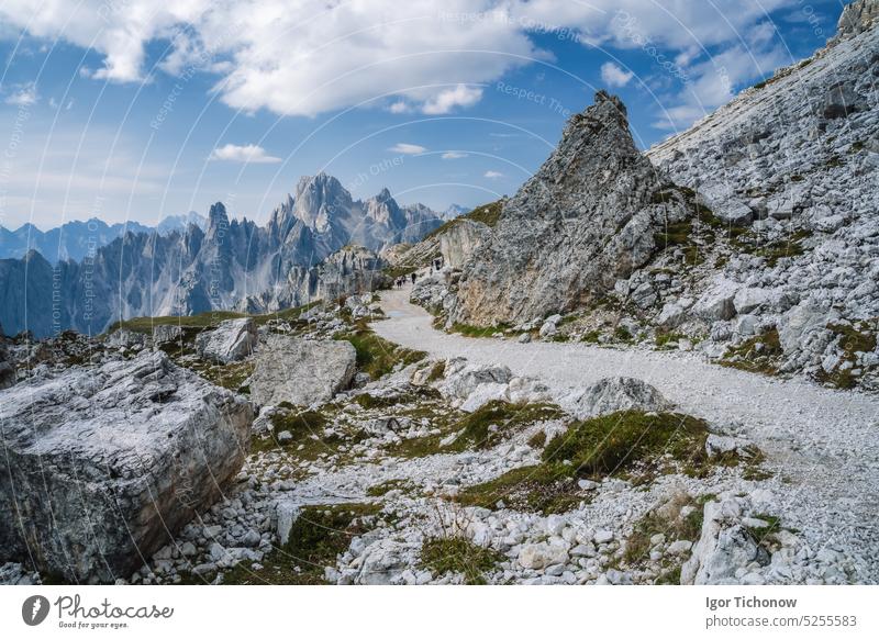 Wanderweg nach Cime di Lavaredo mit der Cadini di Misurina-Gruppe im Hintergrund. Dolomiten, Italien lavaredo Zimt Rifugio Tourismus tre cime di lavaredo Sommer