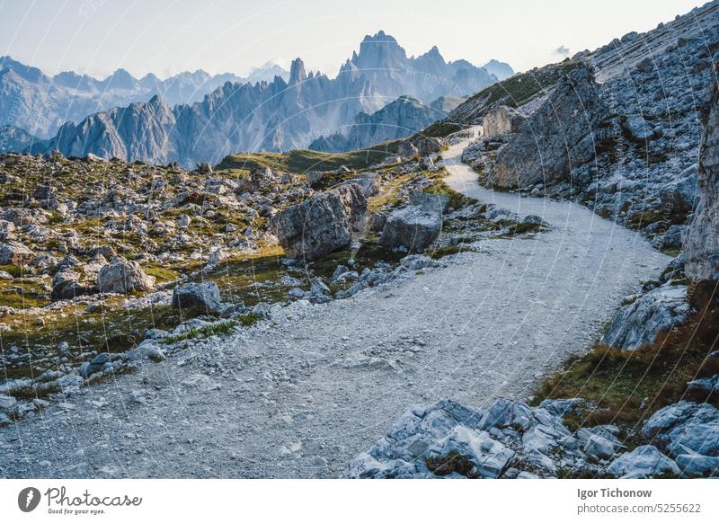 Wanderweg nach Cime di Lavaredo mit der Cadini di Misurina-Gruppe im Hintergrund. Dolomiten, Italien lavaredo Zimt Rifugio Tourismus tre cime di lavaredo Sommer