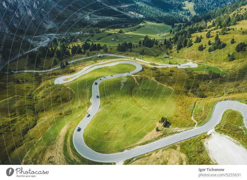 Luftaufnahme der Serpentinen des Grödnerjochs und der Sellagruppe in den Dolomiten, Südtirol, Italien, Europa Berge u. Gebirge dolomiti gruppo del sella unesco