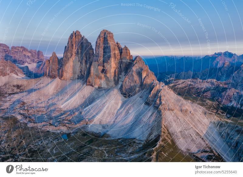 Luftaufnahme der Gipfel der Drei Zinnen im rosa Licht des Sonnenuntergangs, Dolomiten. Nationaler Naturpark, Italien Antenne Zimt lavaredo tre Ansicht Himmel