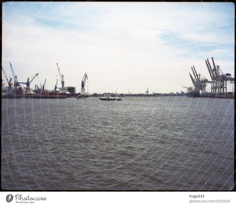 Hamburg 3 Hafen Elbe Hamburger Hafen Schifffahrt Außenaufnahme Fluss Hafenstadt Farbfoto Stadt Menschenleer Sehenswürdigkeit blau Binnenschifffahrt Verkehr