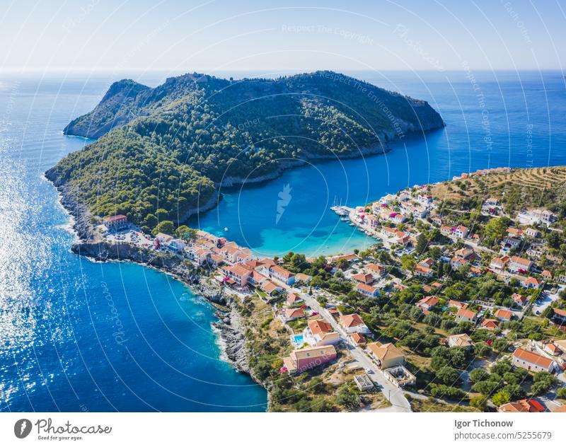 Assos malerisches Fischerdorf von oben, Kefalonia, Griechenland. Drohnenaufnahme aus der Luft. Segelboote vertäut in türkisfarbener Bucht Dorf Antenne assos