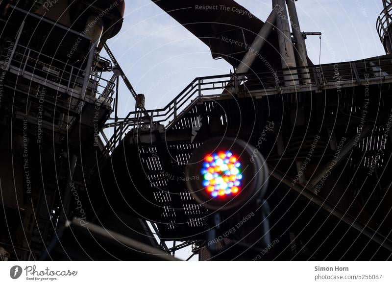 Lichtpunkte vor Stahlkonstruktion Scheinwerfer Lichtblick LED bunt Silhouette Industriedenkmal Industrieromantik Beleuchtung Dämmerung Effekt Lichteffekt