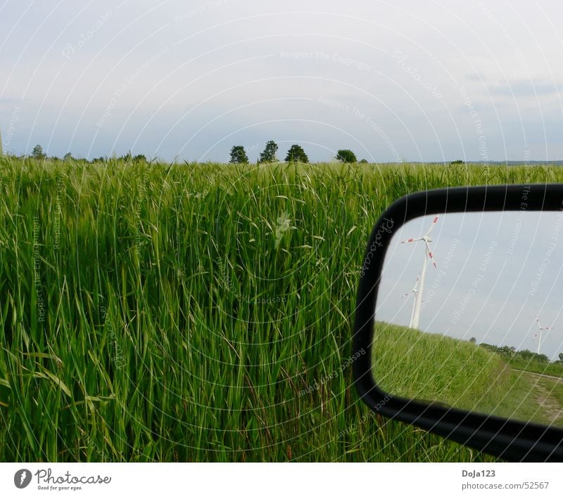 Windkraft im Spiegel - Neue Energie Feld Baum Horizont Wolken Windkraftanlage Fußweg Gras Rückspiegel Reflexion & Spiegelung Streifen Hügel Himmel Länder Natur