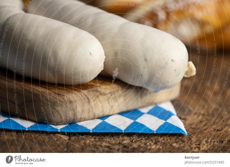 Zwei bayerische Weißwürste auf Holz Weißwurst Bier Wurst Nahaufnahme rustikal Essen Tradition Getränk Oktoberfest traditionell München Festival deutsch Gebäck