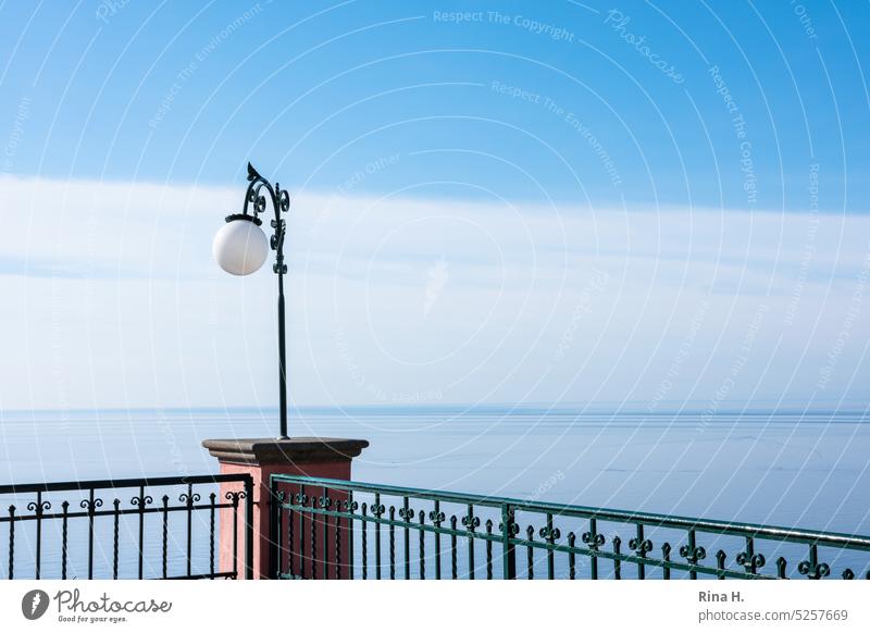 Laterne auf einer Dachterrasse mit Meerblick Lampe ausblick Horizont Blauer Himmel Schönes Wetter Geländer Eisengeländer