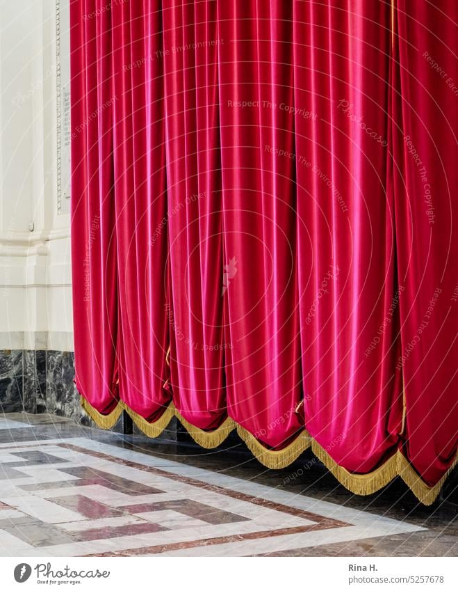 Geschlossener roter Vorhang Theater samtstoff bordeaux fransen marmorboden