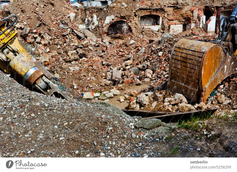 Baustelle, Baugrube, Bagger Hochbau abriss baugewerbe bauindustrie baustelle erdbau froschperspektive fundament gebäude gerüst gerüstbau gewerk ingenieurbau