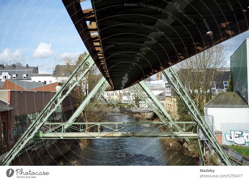 Stahlträger der Trasse der Wuppertaler Schwebebahn über der Wupper im Frühling in der Innenstadt von Wuppertal im Bergischen Land in Nordrhein-Westfalen