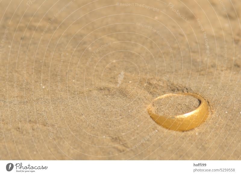 Goldring im Sand versandet gold verloren Abschied allein Einsamkeit scheitern Vergänglichkeit Ende Trauer Verzweiflung Traurigkeit Schmerz verlieren alt Gefühle