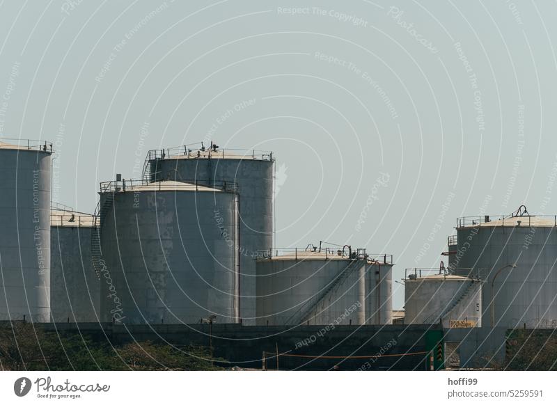 Öltanks im Hafen bei schönem Wetter Gastank Brennstoff Gasometer Lager Tank Stahlwand Schattenspiel Energie Industrieanlage Vorrat Rohstoffe & Kraftstoffe