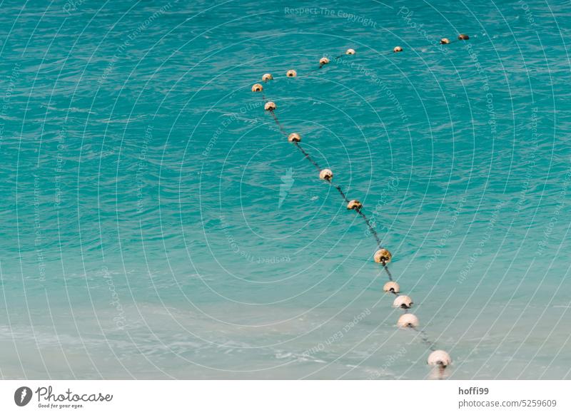 Begrenzungsleine mit Schwimmbojen im Türkisen Wasser Schwimmbereich Schwimmen & Baden Leinen Bojen schwimmen Schwimmbad Strand Wellen Sommer blau Meer baden