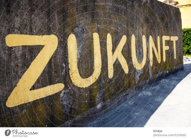 Zukunft - Schrift in großen Lettern auf einer Betonmauer Ungewisse Zukunft Zukunftsangst Wort Schriftzeichen Großbuchstaben Zeit zukünftig hoffnung Klimawandel