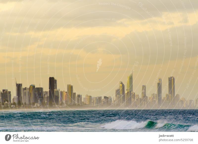 Surfers in der Goldene Stunde, ein sonniger Tag endet bald Surfers Paradise Panorama (Aussicht) Skyline Südpazifik Meer Schönes Wetter Queensland Australien