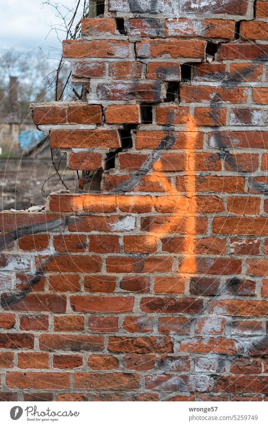 Bis hier und nicht weiter! Mauer Mauerwerk Mauerwerkssicherung Ziegelmauer Wand Backsteinmauer Risse in der Mauer alt Backsteinwand Bauwerk Außenaufnahme