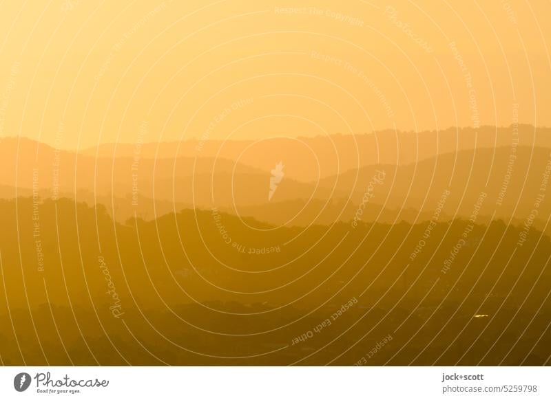 Peace, ein sonniger Tag verabschiedet sich über den Bergen Sonnenuntergang Silhouette Abend Lichterscheinung Dämmerung Landschaft Berge u. Gebirge Natur