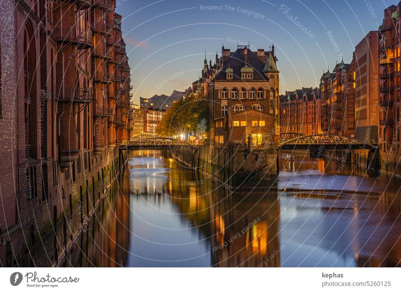 Speicherstadt Hamburg in der Abenddämmerung, Sicht von der Poggenmühlenbrücke Deutschland Dämmerung Elbphilharmonie lichter Wasser Spiegelung