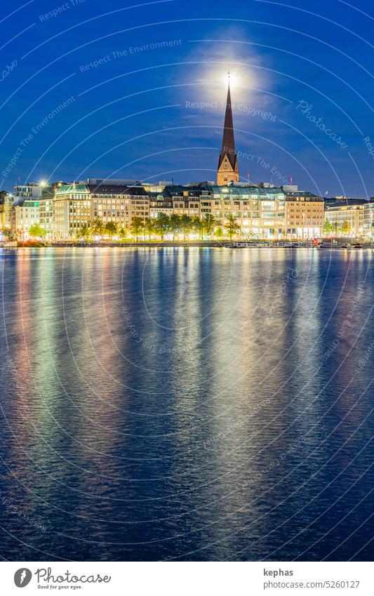 Binnenalster Hamburg mit Kirche St. Petri, Nachtaufnahme mit Mond St. Petri Kirche Deutschland Alster Außenaufnahme Farbfoto Stadtzentrum Wasser