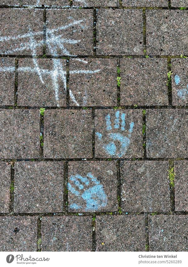 Kinderhände Straßenmalkreide Malkreide Strasse Gehweg Kindheit Kinderspiel Spielen Freude kindlich draußensein Strassenmalerei Kreativität Farbe bunt