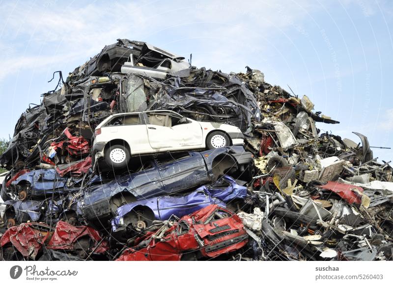 schrottplatz Schrott Schrottplatz Schrottberg Metall Autos schrottreif kaputt alt Rost Recycling Müll Umweltverschmutzung Industrie Stahl ausrangiert Wrack