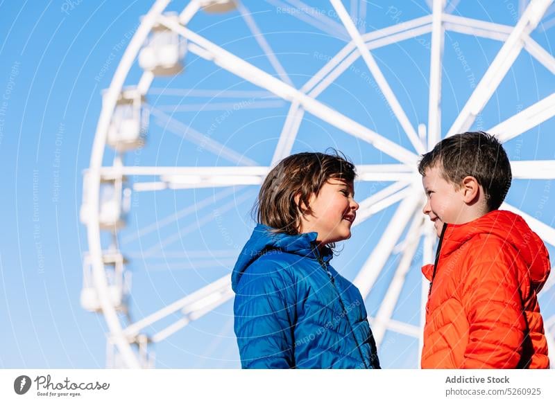 Fröhliche Geschwister am Riesenrad Geschwisterkind Kinder Vergnügen Park Blauer Himmel Lächeln Glück Zusammensein Messegelände donostia san sebastian Spanien