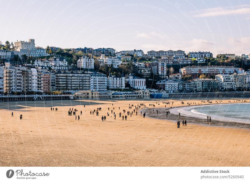 Menschen am Sandstrand in der Stadt Strand Großstadt Straße Gebäude MEER wolkig Himmel Menge Resort donostia san sebastian Spanien la concha Küste Konstruktion