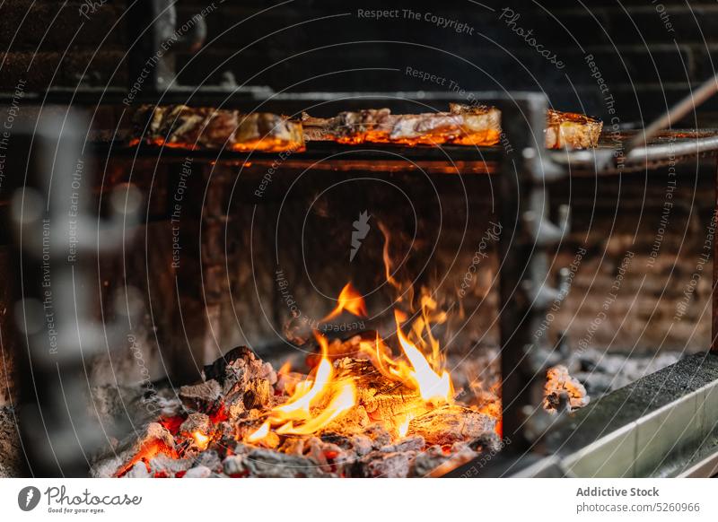 Leckeres Fleisch auf dem Grill gebraten Steak Schweinefleisch Grillrost Barbecue Ofen Flamme Koch Feuer Raster grillen Holzkohle heiß Mahlzeit Lebensmittel