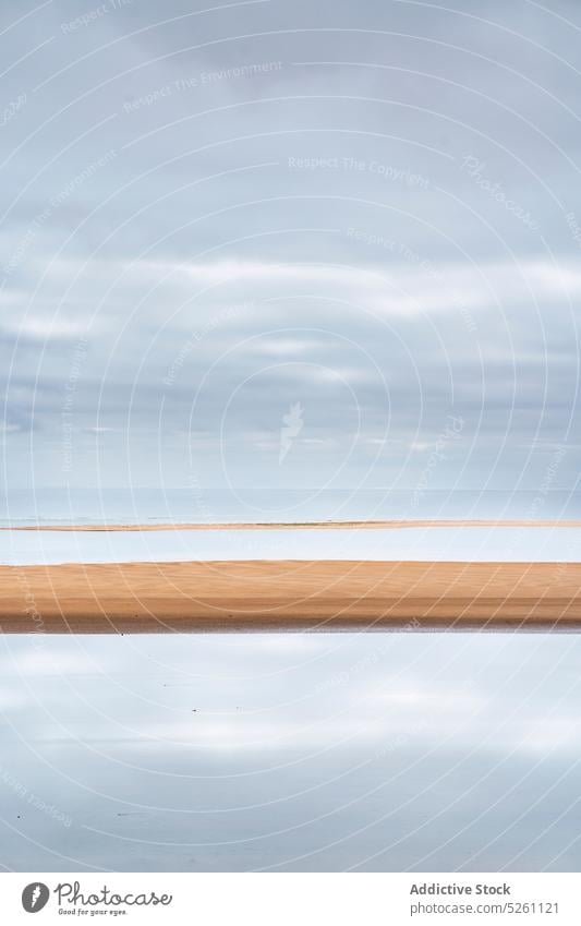 Minimalistische Landschaft mit ruhigem Meer und Sandinseln MEER wolkig Himmel Natur Reflexion & Spiegelung endlos malerisch Wasser Windstille Inselchen Island