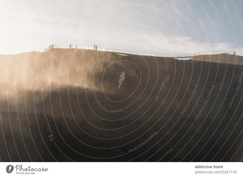 Menschen stehen auf dem Aussichtspunkt zum nebligen Wasserfall Tourist Verdunstung Nebel reisen atemberaubend Natur Wahrzeichen Island Europa Tourismus Ansicht