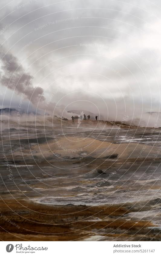 Vulkanisches Gelände in Kraternähe mit Rauch Verdunstung Berge u. Gebirge vulkanisch Landschaft Natur Wahrzeichen Geysir majestätisch Himmel Geothermie Island