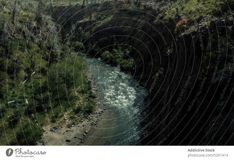 Felsige Klippe in der Nähe von plätscherndem Wasser Landschaft See Waschen Stein Formation felsig Rippeln Natur Umwelt rau malerisch übersichtlich bedeckt