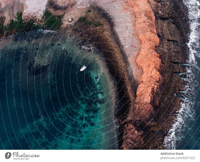 Boot schwimmt auf dem Meer in der Nähe von Felsen Schwimmer MEER Wasser Vorgewende azurblau Gefäße Reise Natur malerisch Schiff Kreuzfahrt Meerwasser Cabo Raso