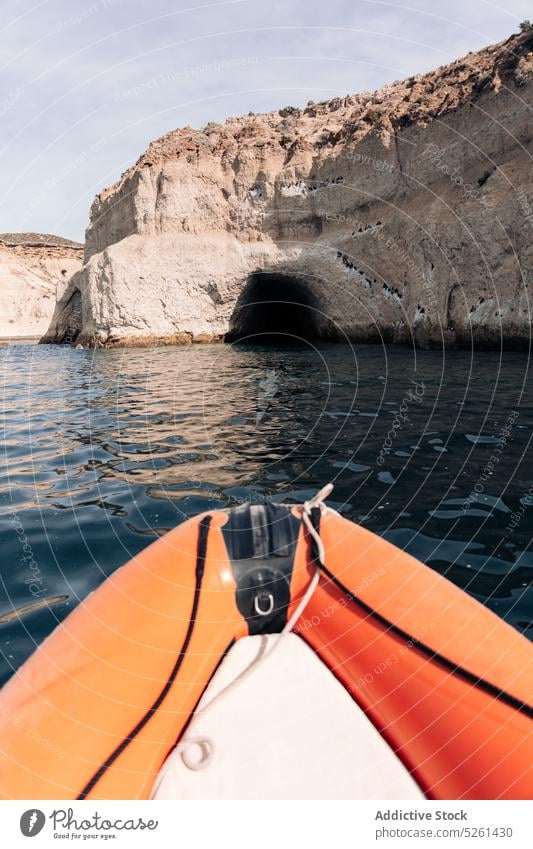 Gummiboot schwimmt in Höhle Boot Klippe MEER Wasser Natur Schwimmer Felsen Formation malerisch schwimmen felsig Urlaub Meer marin Stein Gefäße Sonne Rippeln