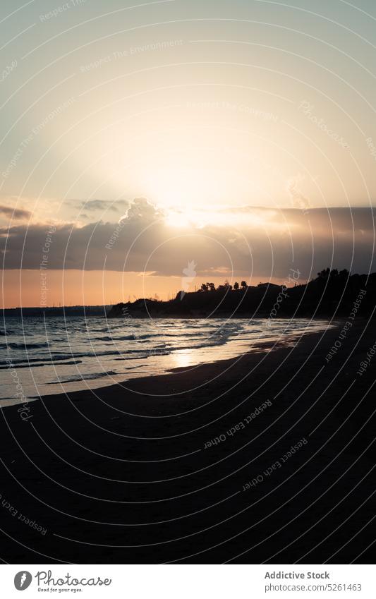 Meer und Strand gegen den Himmel bei Sonnenuntergang MEER wolkig Abend winken atemberaubend dunkel Wetter Sizilien Italien malerisch marin Seeküste Ufer Küste