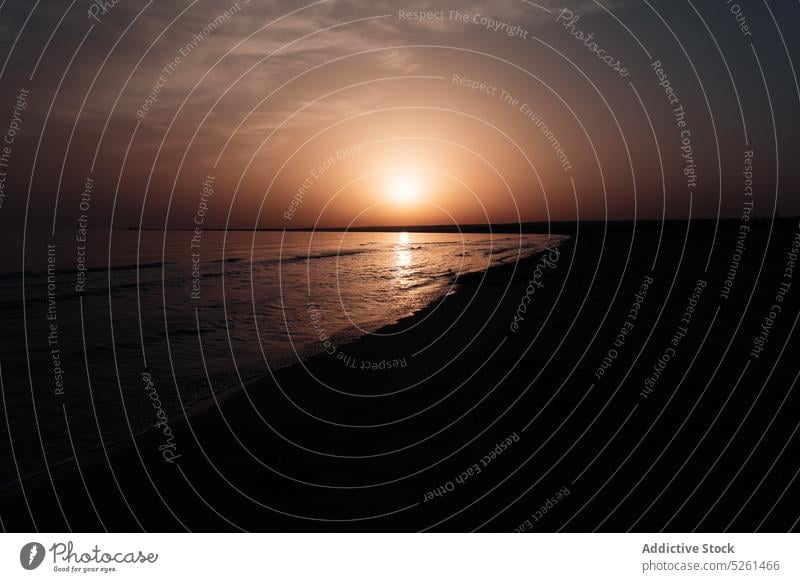 Meer und Strand gegen den Himmel bei Sonnenuntergang MEER wolkig Abend winken atemberaubend dunkel Wetter Sizilien Italien malerisch marin Seeküste Ufer Küste