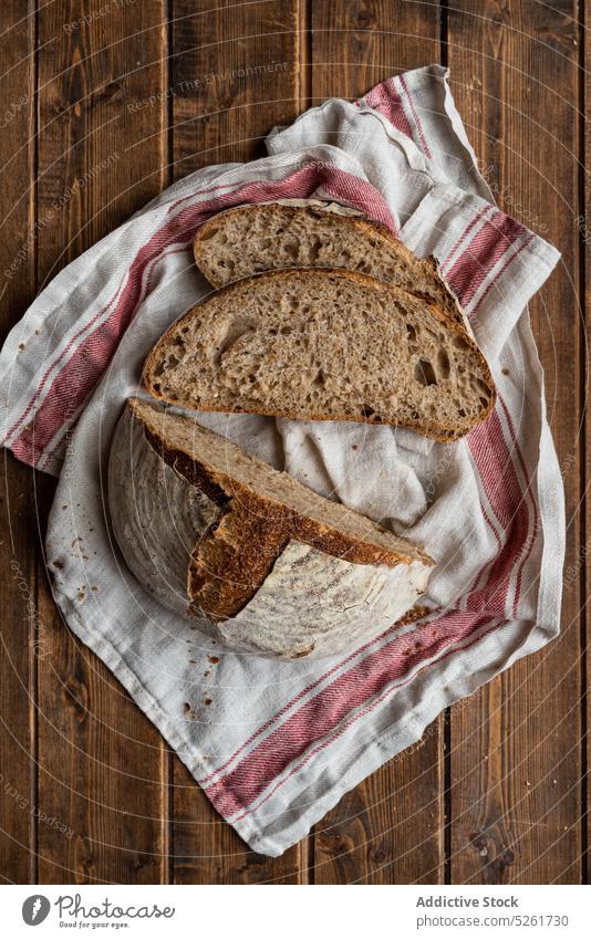 Roggenbrotlaib auf Handtuch schneiden Brot Brotlaib Kunstgewerbler geschnitten Scheibe rustikal Tisch Lebensmittel Hälfte gebacken Sauerteig natürlich Bäckerei