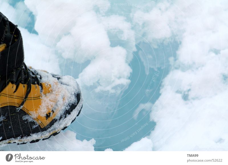 Ein langer Weg Schuhe kalt Winter weiß wandern Schneeschuhe unterwegs Bergwanderung blau