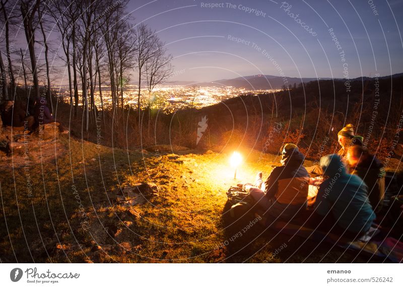 Freunde auf einem Berg über der Stadt bei Nacht an Silvester Lifestyle Stil Freude Freizeit & Hobby Ferien & Urlaub & Reisen Ausflug Abenteuer Freiheit