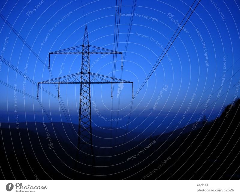 Blaue Stunde Dämmerung Horizont Wolken Hügel Strommast Landstraße ruhig Stimmung Sehnsucht träumen dunkel Kulisse Einsamkeit atmen harmonisch Erholung