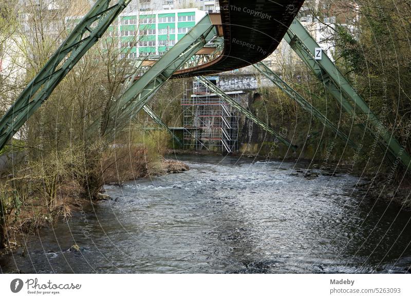 Stahlträger der Trasse der Wuppertaler Schwebebahn Über der Wupper im Frühling in der Innenstadt von Wuppertal im Bergischen Land in Nordrhein-Westfalen Vintage