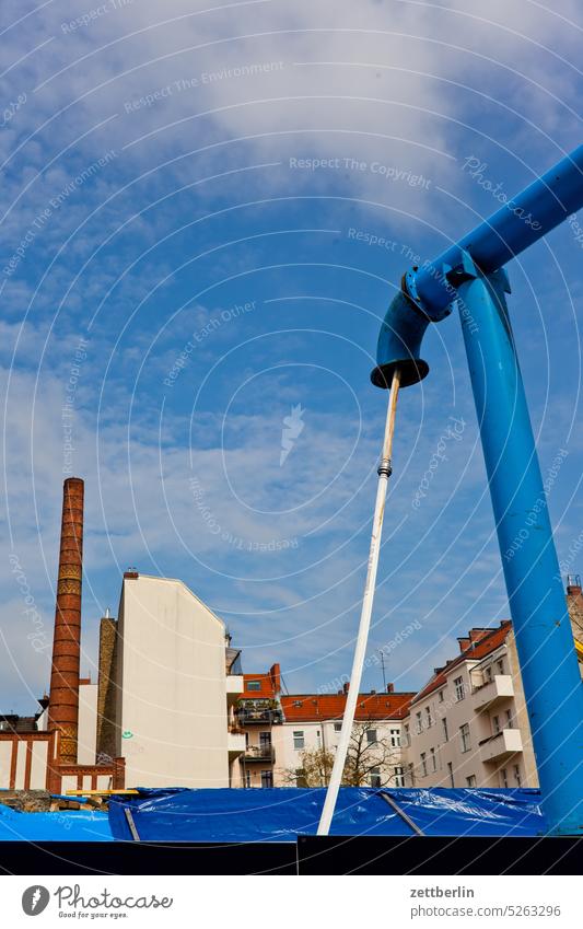 Baustelle Hochbau abriss baugerüst baugewerbe bauindustrie baustelle drehkran entwässerung erdbau froschperspektive fundament gebäude gerüstbau gewerk himmel