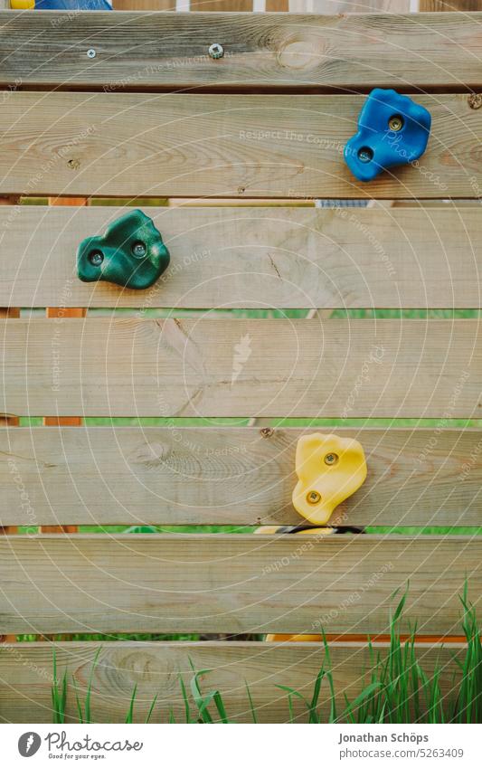 bunter Kinder Kletterwand mit Aufstiegshilfe auf Spielplatz Kinderkletterwand Kinderspielplatz Garten klettern üben Holz angeschraubt Klettern Spielen