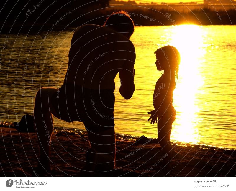 Am Fluß Vater Tochter Kind Mädchen Mann Sommer Strand Gegenlicht Familie & Verwandtschaft Sonne Wasser Abend Rhein Fluss Vatertag