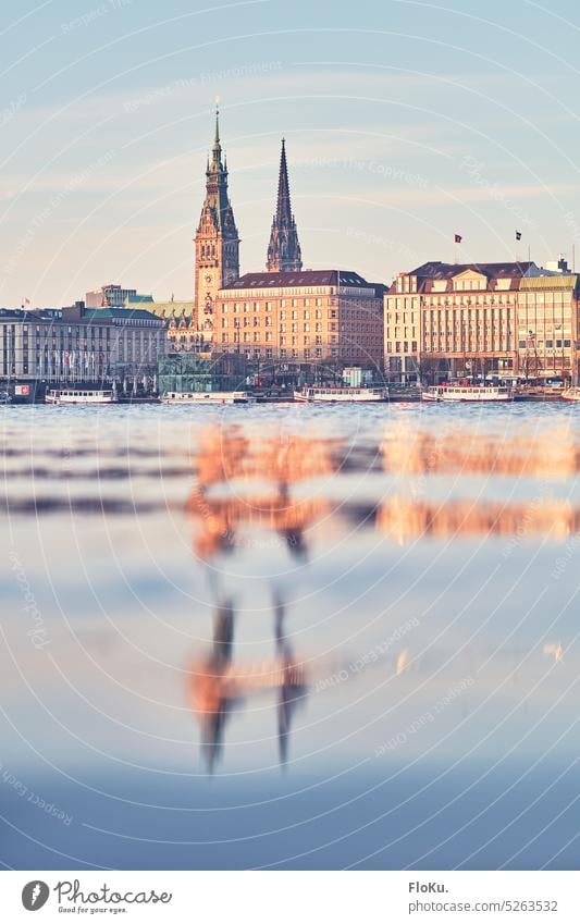 Hamburger Rathaus und Jungfernstieg bei Sonnenaufgang Spiegelung Wasser Wasseroberfläche Binnenalster Alster Außenaufnahme Stadt Himmel Farbfoto