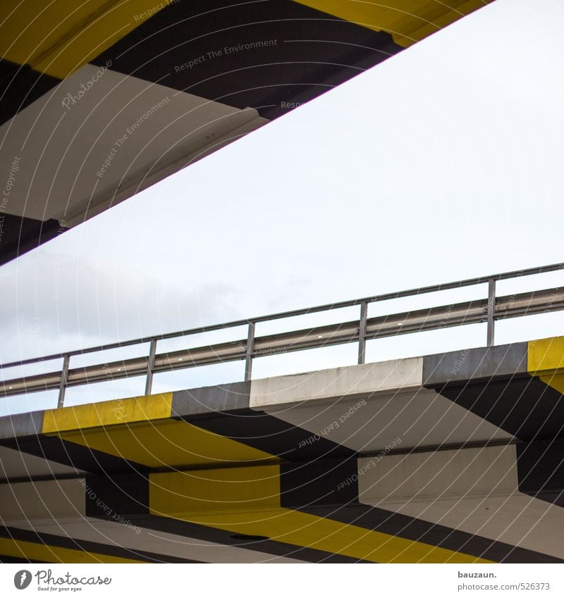 <. Güterverkehr & Logistik Himmel Wolken Stadt Stadtzentrum Brücke Straße Straßenkreuzung Wege & Pfade Autobahn Hochstraße Leitplanke Beton Metall Linie